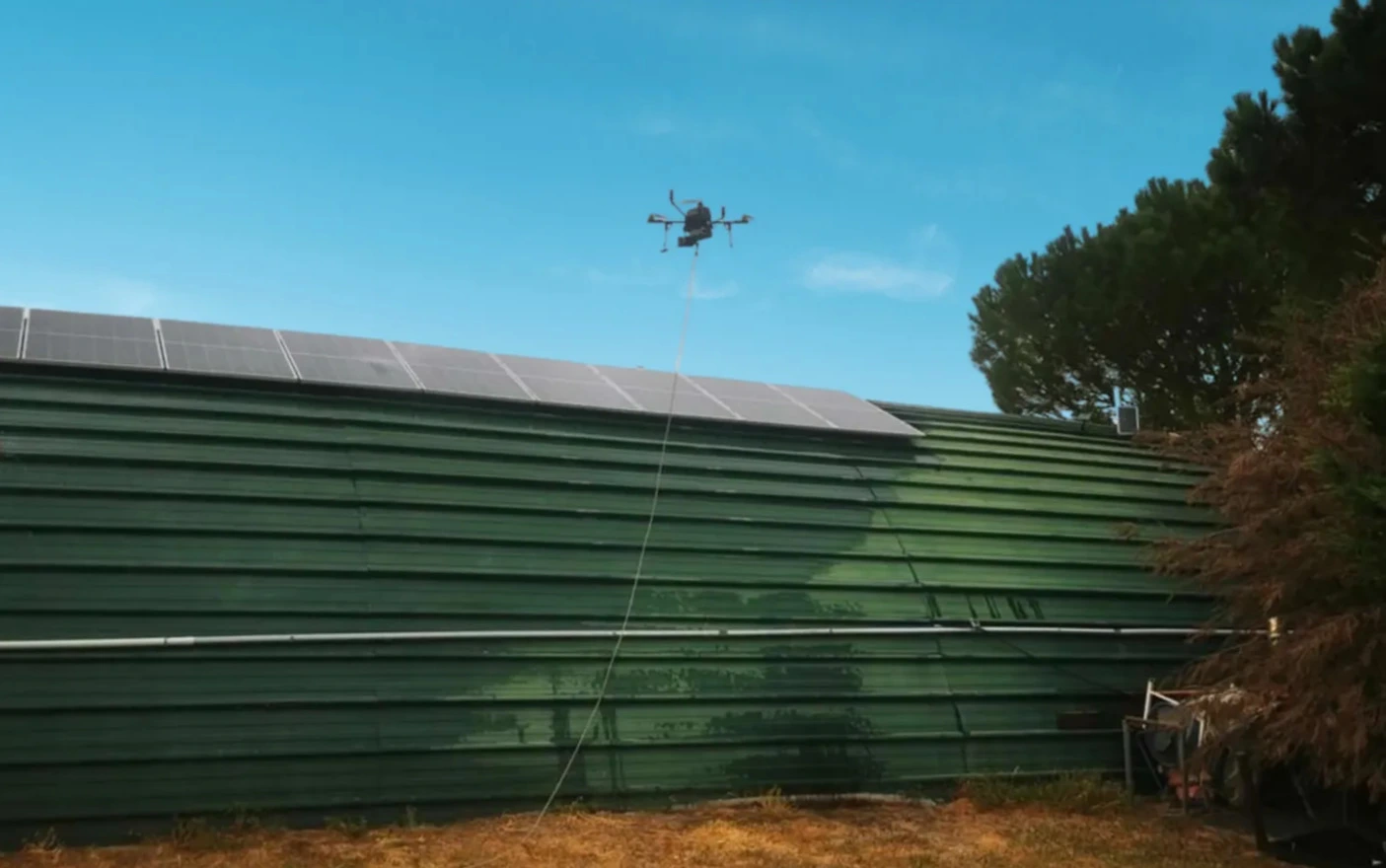 Drone en vol au-dessus d’un bâtiment